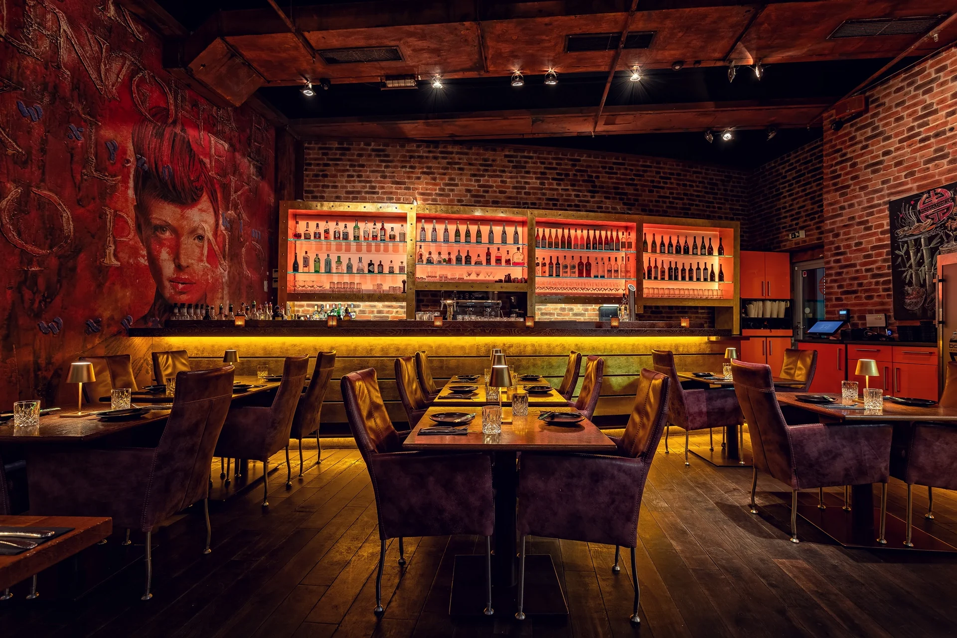 Warm beleuchteter Gastraum eines asiatischen Restaurants in D&uuml;sseldorf