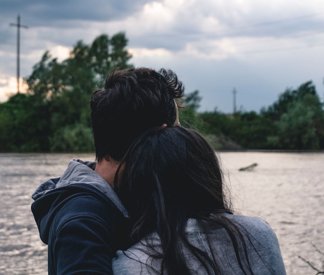 Photo Couple hugging